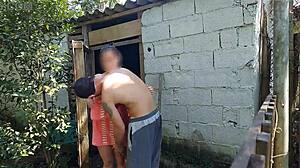 chuveiro n�o funciona, mulher casada pede ajuda ao zelador usando toalha e paga com sexo