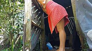 chuveiro n�o funciona, mulher casada pede ajuda ao zelador usando toalha e paga com sexo