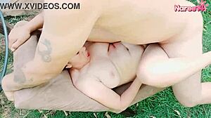 Haciendo El Amor Al Aire Libre Culeando Duro Sobre La Silla Hasta Correrse Dentro