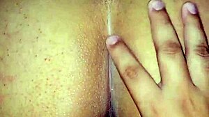 la puta del barrio me dijo que le suba el volumen al tv para que los vecinos no escuchen sus gemidos y como le doy recio con mis huevos en su panocha