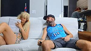 fodi minha enteada enquanto minha esposa limpava a cozinha, que delicia!