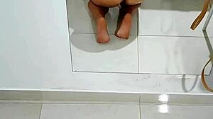 Ajudando Filha da Empregada Lamber Pussy Matinal