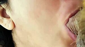 Ajudando Filha da Empregada Lamber Pussy Matinal