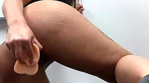 da sentones en un dildo con gran culo