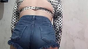 Rebolando de Shortinho Socado com Latina Transsexual