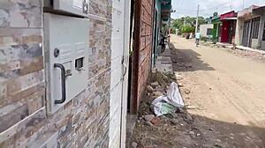 Mi Vecino Me Oferta Dinero Por Follarme Y Acepte Su Oferta En Dormitorio.