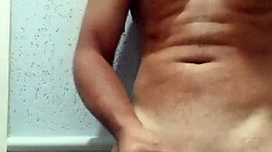 i'm masturba��o in my room for the 32nd time