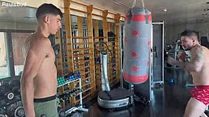 Trío en el Gimnasio con Tremendo Culo y Doble Penetración