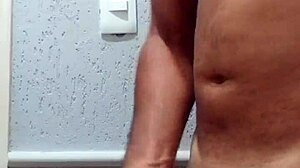 i'm masturba��o in my room for the 32nd time