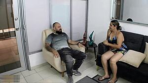 El Mejor Amigo De Mi Hijastro Termina Follandome El Coño En La Habitación De Mi Marido Llenándome El Coño De Semen