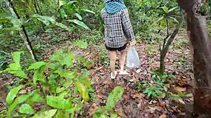 泰国女孩边走边聊边在森林采蘑菇，带秘密秀