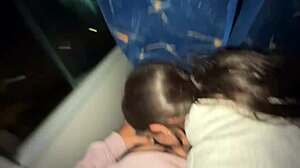 se la chupo a un pasajero desconocido en un bus real y se corre en mi boca