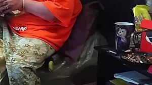 Mamica se pretvarja, da ne zre v velik kurac