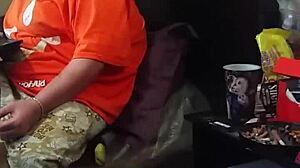 Mamica se pretvarja, da ne zre v velik kurac