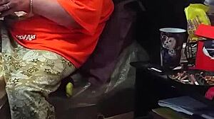 Mamica se pretvarja, da ne zre v velik kurac