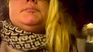 Julkinen röyhtäily kulissien fetissi kohtauksessa