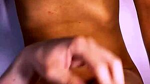 El infiel y la estudiante intercambiaron miradas furtivas en la sala de clases y terminaron besándose