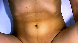 El infiel y la estudiante intercambiaron miradas furtivas en la sala de clases y terminaron besándose