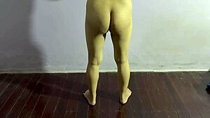 fine ass amateur girl flexes during home workout