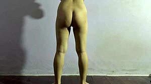 fine ass amateur girl flexes during home workout