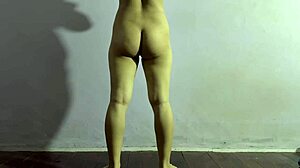 fine ass amateur girl flexes during home workout