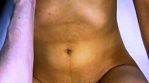 El infiel y la estudiante intercambiaron miradas furtivas en la sala de clases y terminaron besándose