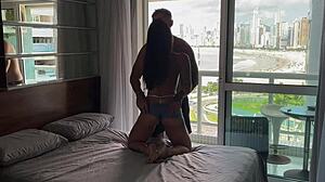 Perfekt sex kontrast på stranden med vild passion