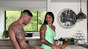 2 vs 1 latina hermosa no puede decir que no a dos monstruosas pollas