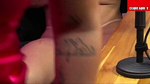 Morena safada enjoys licking her friends in California.