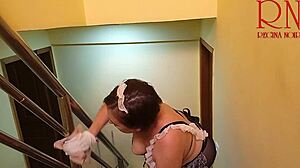 i watch regina noir showin her pussey while cleanin