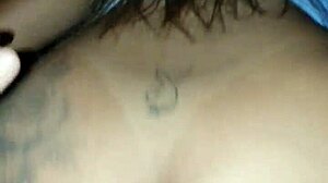 safada tatuada engolindo meu pau no anal amador