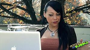 Lara y su mini el vendedor de coches