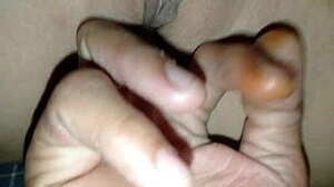 แหย่หีสาวสวยเล่นแหกดูรูแตดเอาควยยัดหีจนน้ำแตก