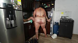 Trabajador de plomeria follando en su trabajo a una chica muy caliente