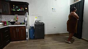 Trabajador de plomeria follando en su trabajo a una chica muy caliente