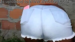 vizinha da bunda grande limpando o quintal