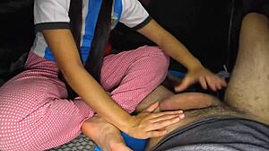 la invito a acampar y la follo sin cond�n debajo de su pijama