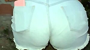 vizinha da bunda grande limpando o quintal