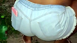 vizinha da bunda grande limpando o quintal