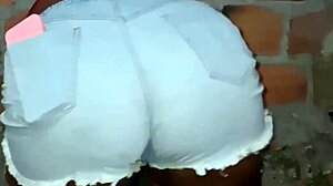 vizinha da bunda grande limpando o quintal