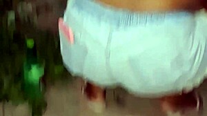 vizinha da bunda grande limpando o quintal