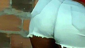 vizinha da bunda grande limpando o quintal