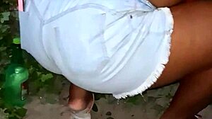 vizinha da bunda grande limpando o quintal