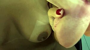 Esposa Com Neg�o Pirocudo No Motel Dando Gostoso Corno Filmando Ela Gozou No Pau Do Neg�o Ele Deu O Troco Gozando Na Cara Dela E No Corpo Todo O Corno N�o Se Aguentou E Gozou Na Boca Dela