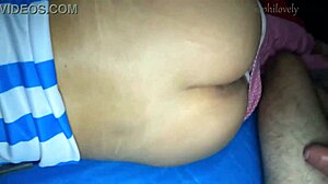 la invito a acampar y la follo sin cond�n debajo de su pijama