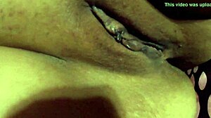 Masturbándose solita hasta terminar