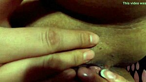 Masturbándose solita hasta terminar