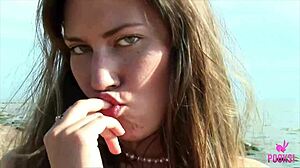 wanna see beach babe juliette finger-bang her tight cunt?