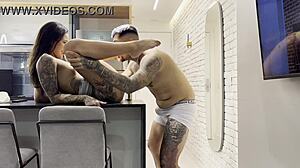 deixou meu cuzinho bem molhado e meteu gostoso a pica em mim