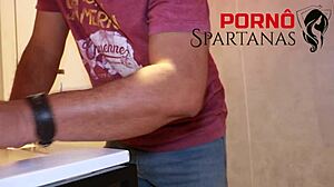 Novinha de 18 assiste pornô da mãe e vai sentar no mesmo pau